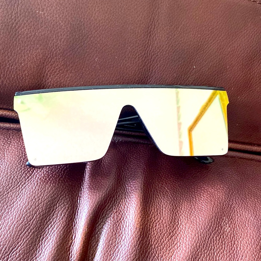 mirrored sunglasses